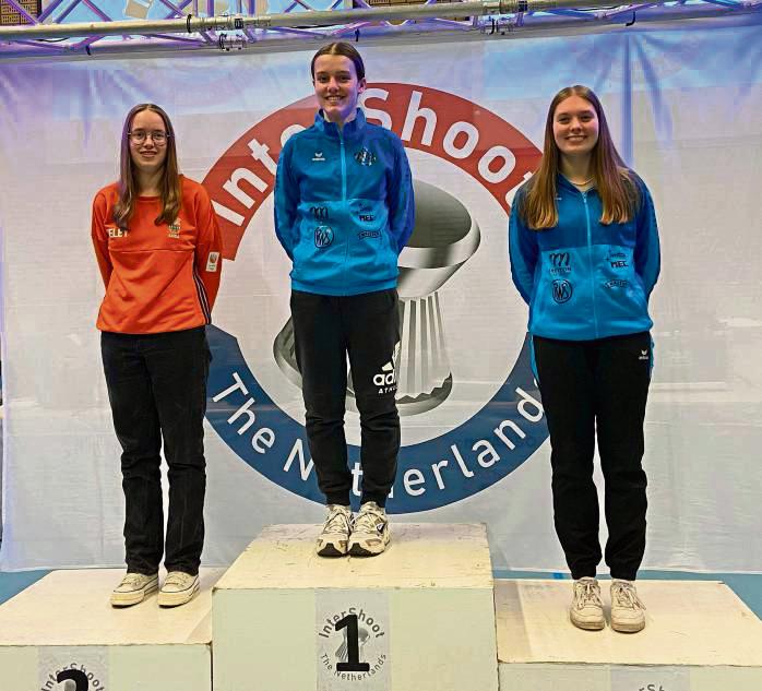 Ganz oben auf dem Treppchen landete Katharina Pieper (Mitte) beim InterShoop-Wettbewerb in Den Haag gleich dreimal. Und so kehrte die Sportschützin des SSV Mönninghausen mit drei Goldmedaillen im Gepäck zurück in die Heimat.