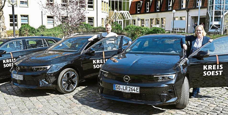 Sonja Aßhauer und Jannis Spieker vom Sachgebiet Kaufmännische Immobilien freuen sich, dass die Beschaffung auch auf die Ziele des Klimaschutzkonzepts einzahlt. Foto: Kalle (Kreis Soest)