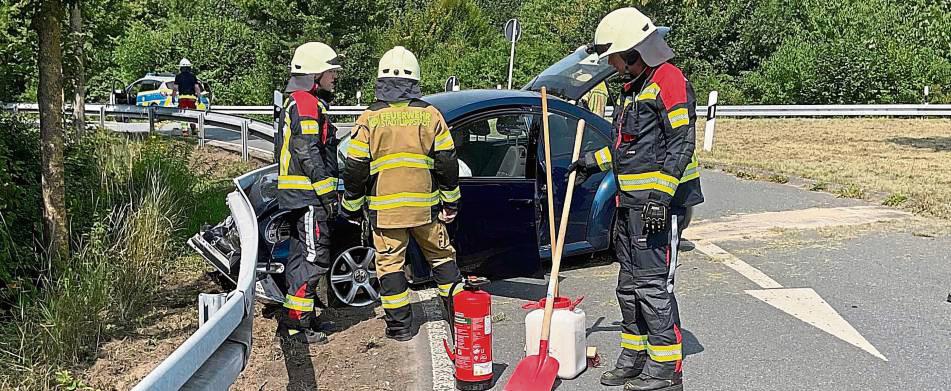 Bei einem Verkehrsunfall sind am Donnerstagmittag in Lippstadt zwei Personen leicht verletzte worden: Der Autofahrer war auf der B 55-Abfahrt am Roßfeld aus bislang ungeklärter Ursache von der Fahrbahn abgekommen. Foto: Dominik Schulte (Feuerwehr Lippstadt)