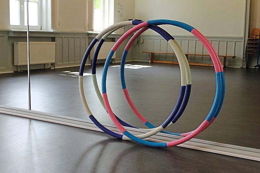 Beim Programm der VHS Erwitte steht neben Yoga, Töpfern und Makramee auch ein Hula-Hoop-Kurs auf dem Programm.
