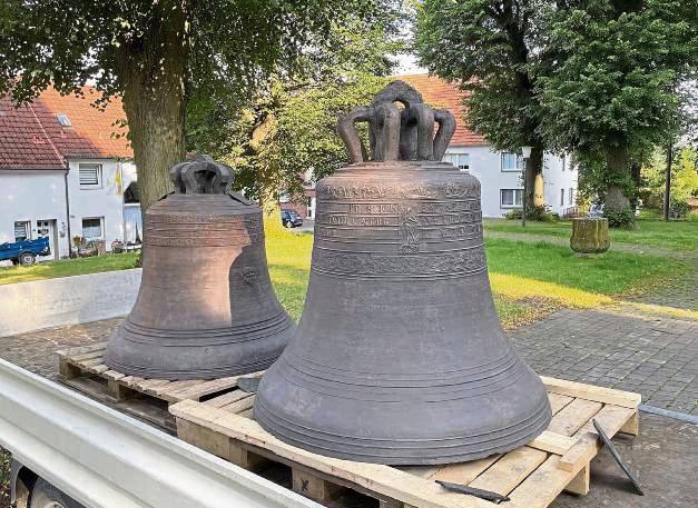 Nachdem die Glocken sicher in Rüthen angekommen sind, wurden sie vorsichtig abgeladen und in die Kirche gebracht.