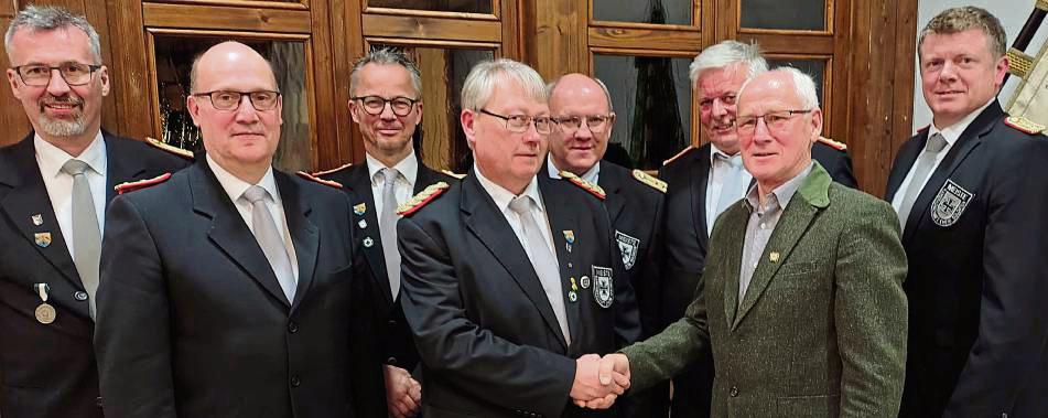 50 Jahre ist Hans-Theo Kellerhof (2.v.r.) Mitglied in der Kameradschaft. Foto: Thomas