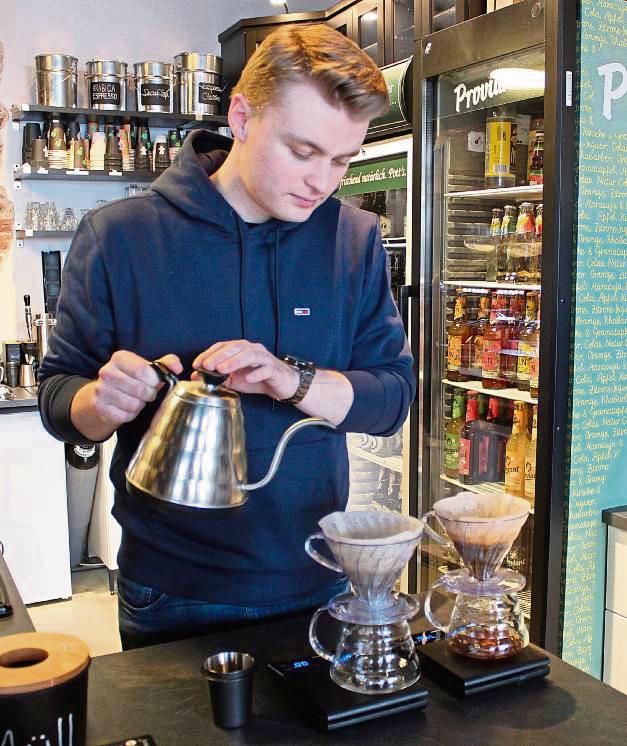 Kennt das Geheimnis des guten Filterkaffees: Maximilian Schwaer von der Kaffeerösterei Lippe Bohne. Fotos: Rückert