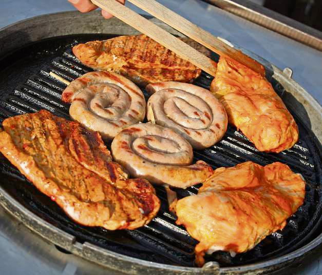Gegrillt werden darf im Prinzip rund um die Uhr – wenn es denn keinen Lärm verursacht. Archivfoto: Dietz