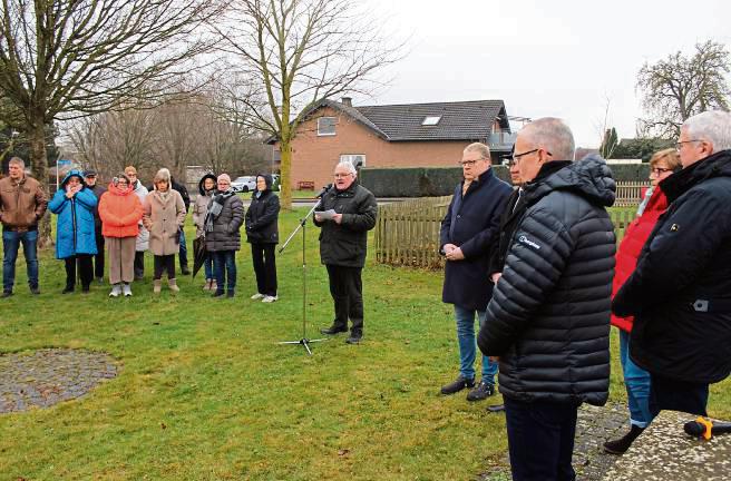 Zum Holocaust-Gedenktag kamen die Einwohner Oestereidens jetzt an der Gedenktafel des jüdischen Friedhofs zusammen. Georg Eickhoff (M.) hielt eine bewegende Rede. Foto: Biermann