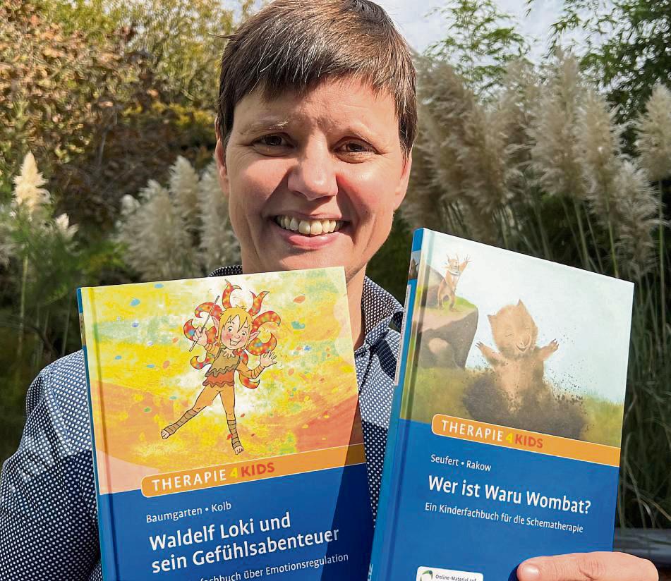 Melanie Gräßer mit den beiden ersten Büchern der Reihe Therapie4Kids. Die Lippstädter Kinder- und Jugendlichenpsychotherapeutin ist die Herausgeberin.