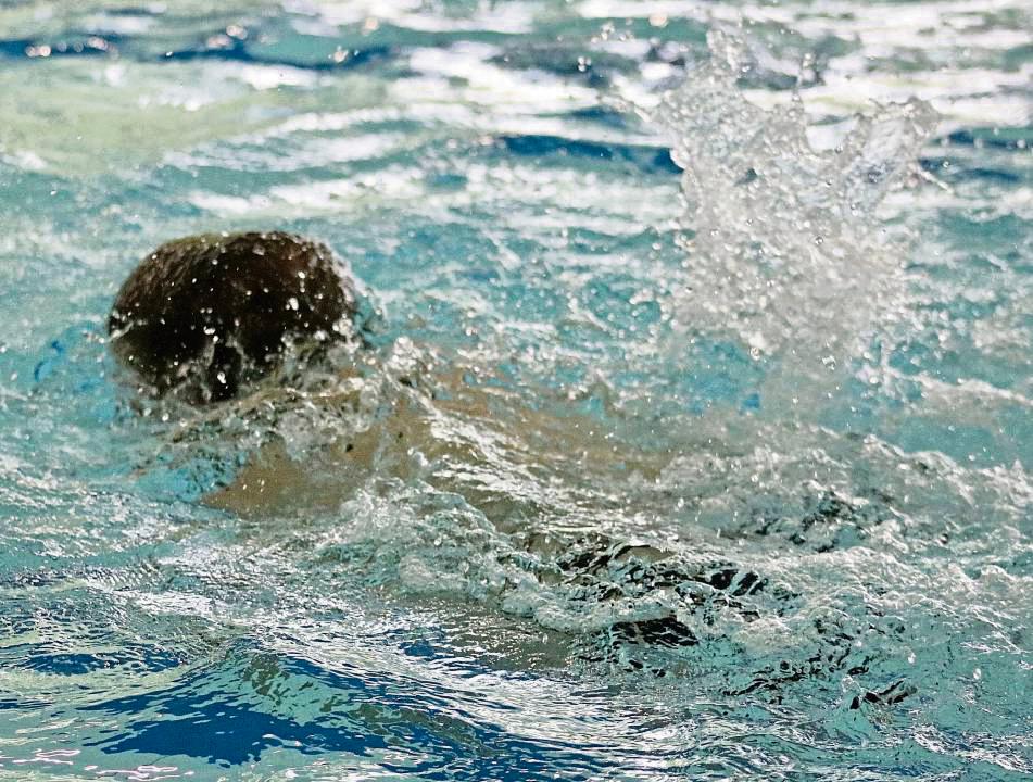 Den lehrplangemäßen Schwimmunterricht für alle Schüler sicherzustellen, stellt für die Stadt Erwitte eine Herausforderung dar. Problem ist nicht so sehr das Lehrschwimmbecken selbst, sondern der Transport dorthin. Symbolfoto: Dietz
