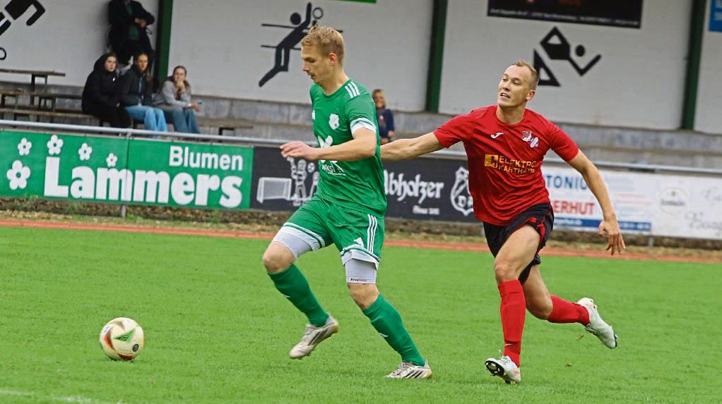Gegen die SG Wewelsburg/Ahden glänzte der SV Steinhausen (grüne Trikots) nicht mit der besten Saisonleistung, setzte sich aber am Ende mit 4:1 durch. Foto: Hartmut Brand