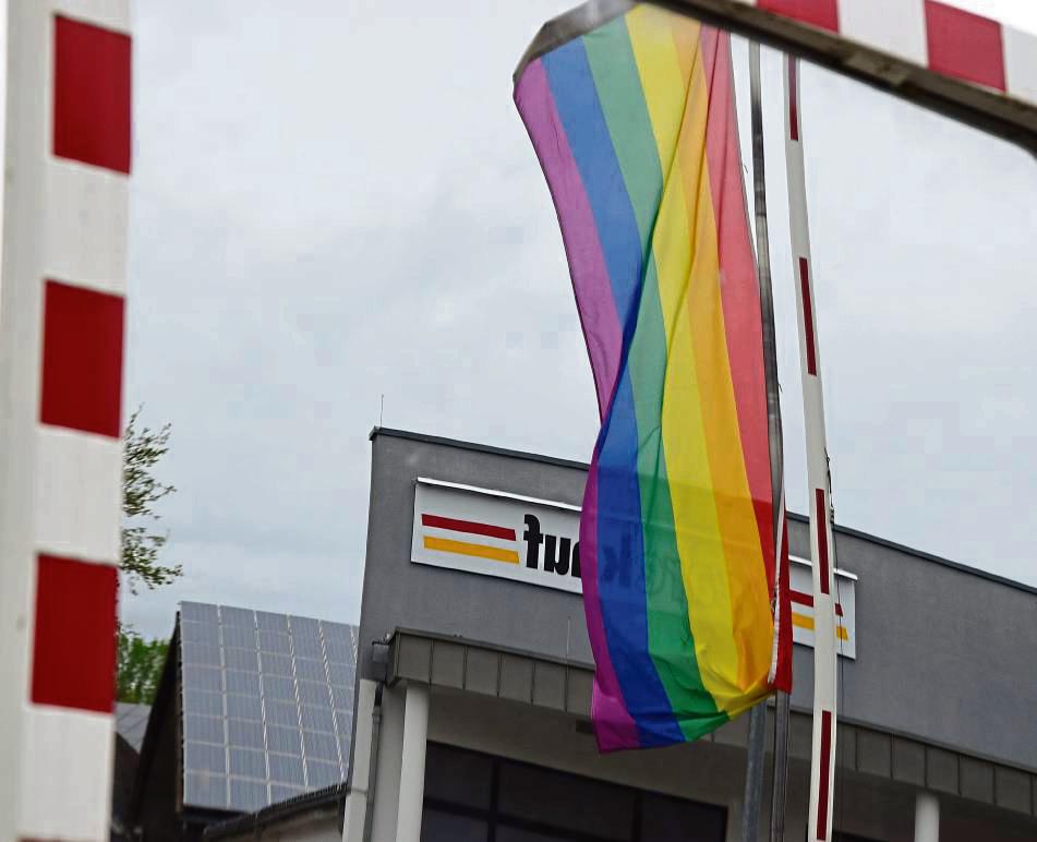 Die wohl am prominentesten aufgehängte Regenbogenflagge in Geseke hängt vor dem Carekauf in Störmede. Die, die vor der Geseker Verwaltung gehisst wird, wird etwas anders aussehen, da sie um die Farben der Trans-Flagge erweitert ist. Archivfoto: Kossack