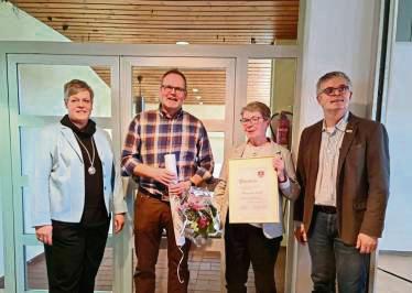 Unser Bild zeigt v.l.: Julia Knese-Paschert , Lothar Eickhoff, die Ehrenbürgerin Benninghausens 2024 Margarete Keller und Oliver Bertelt.