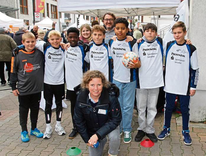 Schüler des Geseker Gymnasiums Antonianum dribbelten mit dem Ball um die Wette. Bei der Aktion „DFB Talente fördern“ gab es sogar einen DFB-Fußball zu gewinnen. Vorne auf dem Foto: Lehrerin Stefanie Wibbe.
