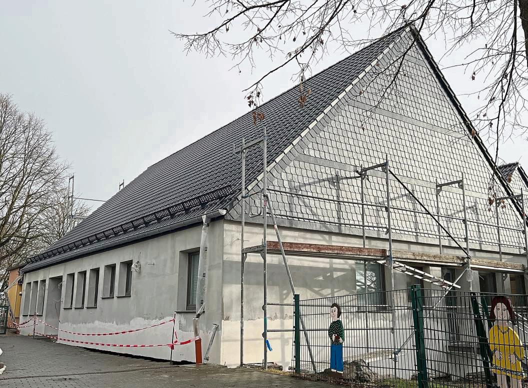 Das Bestandsgebäude des Kallenhardter Kindergartens soll im Frühjahr einen neuen Anstrich bekommen. Derzeit sind die Temperaturen noch zu unbeständig und kalt. Foto: Anja Bsdurek
