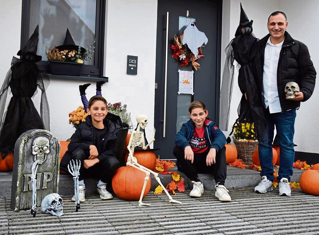 Die Zeichen stehen auf Gruseln: Das Haus von Familie Privato (im Bild: Matheo, Louis und Samuel, v.l.) ist für Halloween vorbereitet. Allerdings fehlen noch Beleuchtung und die Nebelmaschine, damit’s richtig stimmungsvoll wird. Fotos: Daniel Kossack