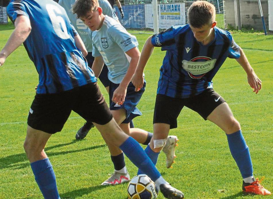 Für die Heimteams gab es am ersten Spieletag in der Kreisliga der A-Junioren nicht viel zu holen. Lediglich die JSG Ehringhausen ließ auf eigenem Platz beim 8:2-Erfolg gegen die JSG Hörste/Garfeln (helle Trikots) nichts anbrennen. Foto: Dannhausen