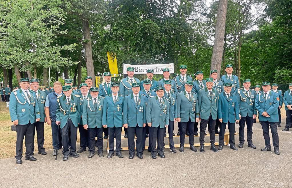 Dank und Anerkennung für jahrzehntelange Treue: Die Kirchspiel-Schützenbruderschaft Hörste hat ihre langjährigen Mitglieder geehrt. Foto: Schnieder