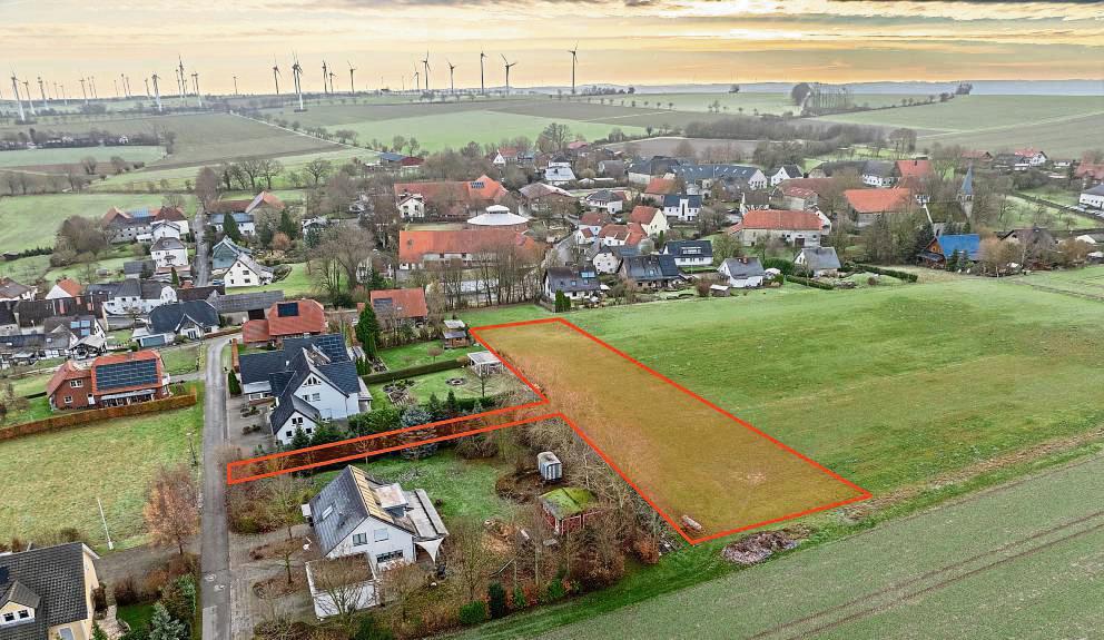 Diese Fläche in Uelde würde die Gemeinde gerne als neues Bauland ausweisen. Doch dazu muss der Eigentümer bereit sein, das Grundstück zu verkaufen. Vorbehaltlich des positiven Ratsbeschlusses am Dienstag wird die Verwaltung Verkaufsgespräche aufnehmen. Foto: Bernd Eickhoff