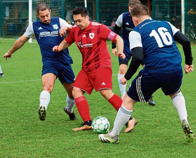 Jeder Punkt zählt im Abstiegskampf: Die Reserve des FC Mönninghausen (dunkle Trikots) geht laut Trainer Andre Wietfeld als Underdog ins nächste Heimspiel. Archivfoto: Feichtinger