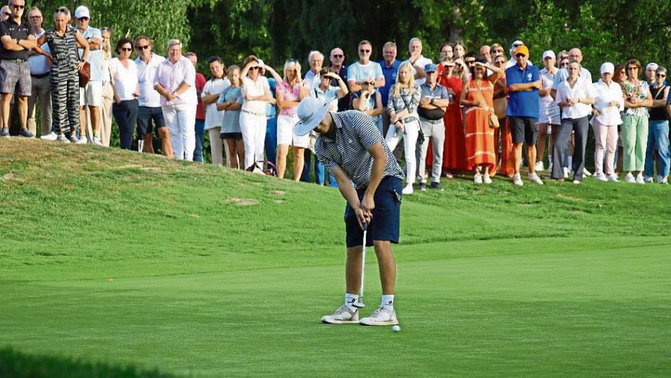 Der Sonnenhut stand ihm gut und brachte Glück: Florian Mannheims sicherte sich in einem spannenden Finale vor zahlreichen Zuschauern den Meistertitel des Golfclubs Lippstadt.