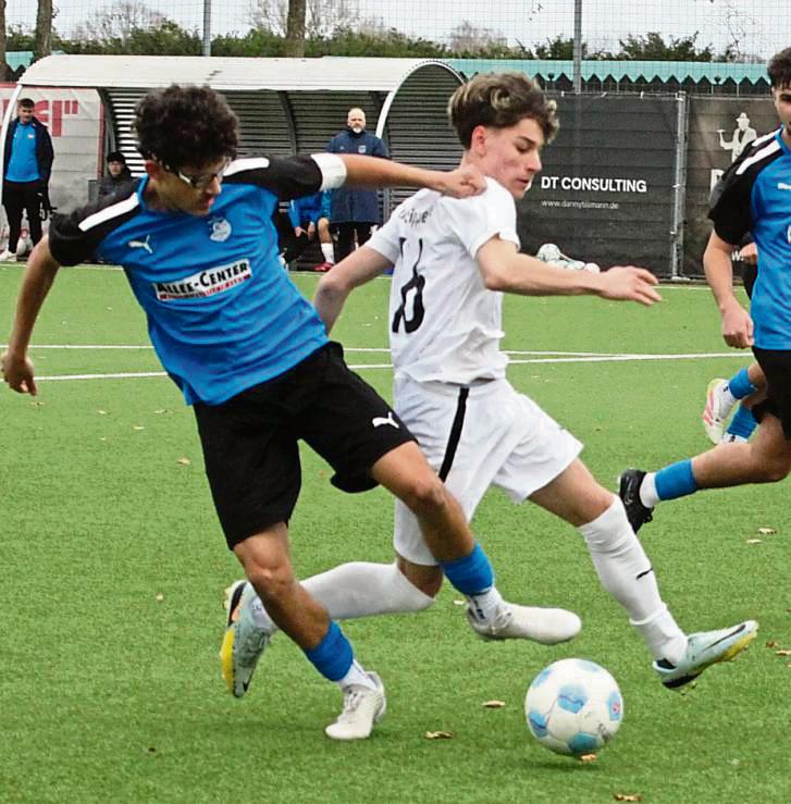 Nichts unversucht ließen die B-Junioren des TuS Lipperode (in Weiß), um dem Tabellenführer aus Rhynern ein Bein zu stellen. Doch der Favorit behielt schließlich knapp mit 1:0 die Oberhand. Foto: Hans Dannhausen