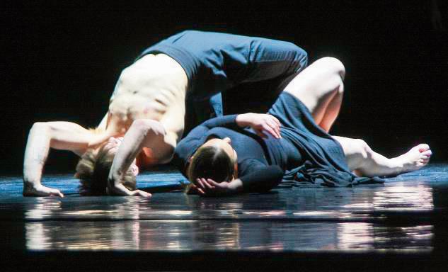 Die Choreografie von „Sacre“ wirkte ebenso wie Strawinskys Musik auf faszinierende Weise befremdlich. Foto: Wissing