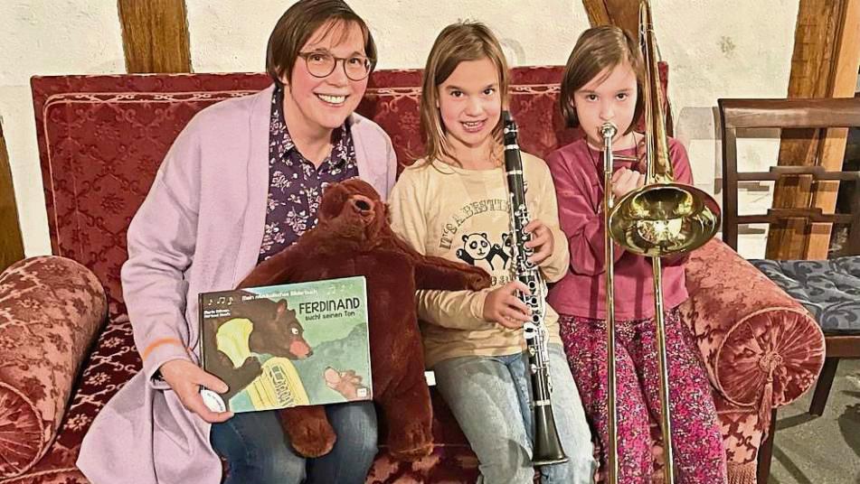 Zusammen mit Anne Meilfes und Bär Ferdinand lernten Kinder Instrumente kennen. Foto: Korf