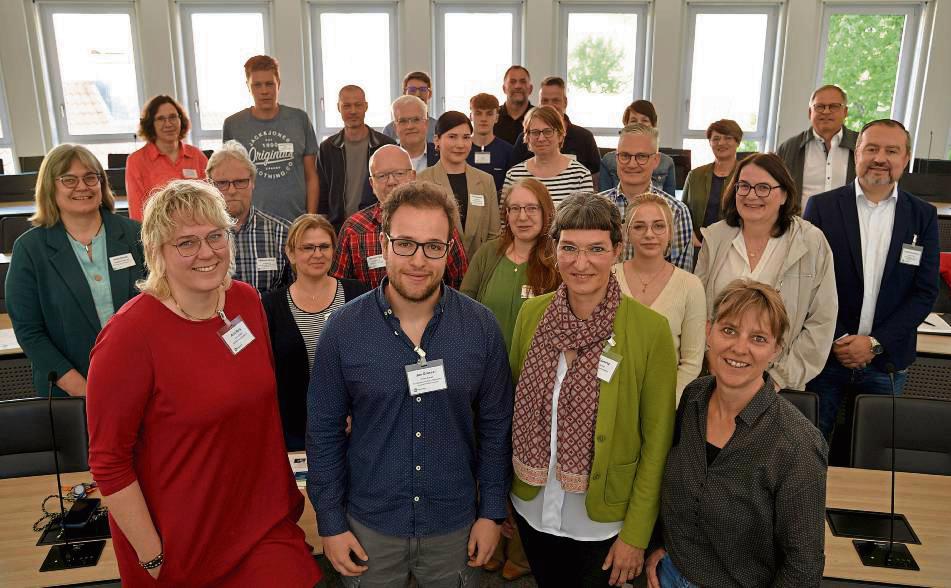 Der Beratungsprozess „Klimasicher in sozialen Einrichtungen“ des Kreises Soest ist in die zweite Runde gestartet. Neun Einrichtungen mit elf Standorten in neun Kommunen des Kreises nehmen daran teil. Der erste Workshop fand jetzt im Sitzungssaal des Kreishauses statt. Foto: Schulte-Nölle (Kreis Soest)