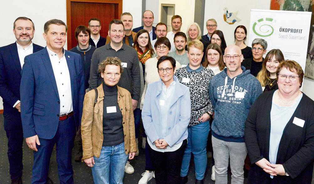 Die Vertreter der an Ökoprofi teilnehmenden Firmen fanden sich mit Verwaltung und Verbänden im Soester Kreishaus Soest zum Projektauftakt zusammen. Foto: Müschenborn/ Kreis Soest.