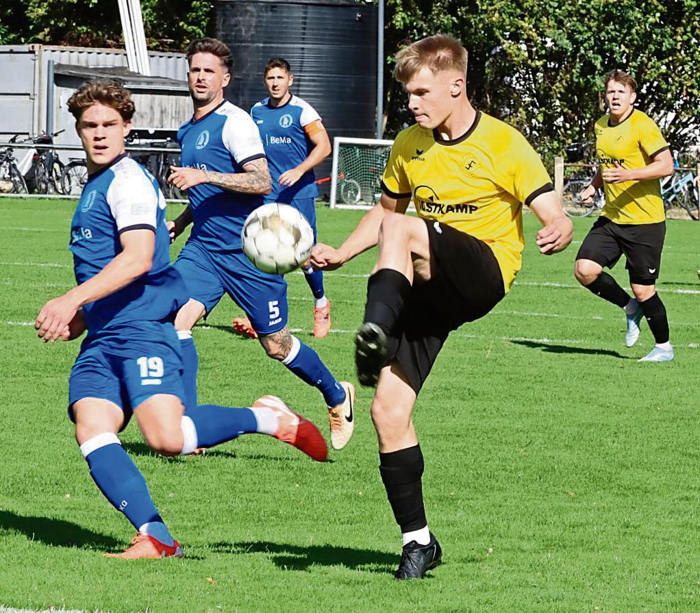 Der zweifache Torschütze Lennart Belda (r.) im Duell mit dem Ex-Lippstädter Tim-Luca Zimpel. Der SuS siegte 4:0 gegen Spitzenreiter Salchendorf. Foto: Frank Lütkehaus
