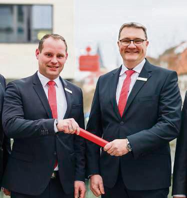 Patrick Mertin (l.) überreicht den Staffelstab an seinen Nachfolger Björn Friederizi.