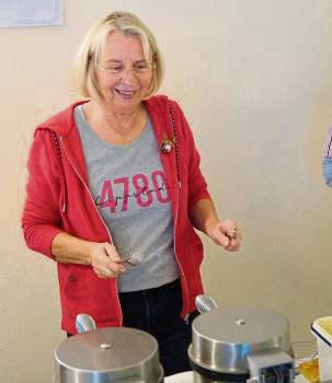 Annette Chrzanowski vom Förderverein backte Waffeln für das EVK-Team.
