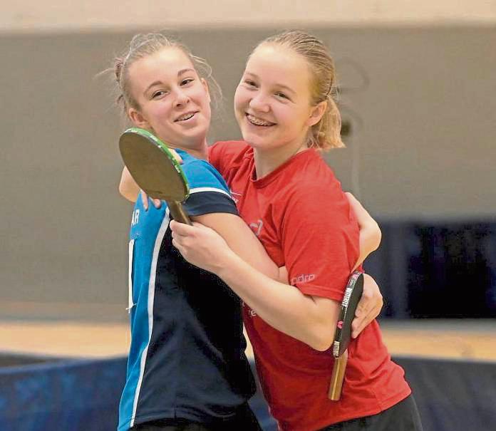 Ordentlich Wumms an der Tischtennisplatte: Ole Brock (linkes Fotos) feierte seinen bisher größten sportlichen Erfolg. Frieda Strugholz (rechtes Foto, rechts) und Mariia Bodnar aus Annen freuten sich über ihren Sieg im Doppel. Fotos: Fuhrmann