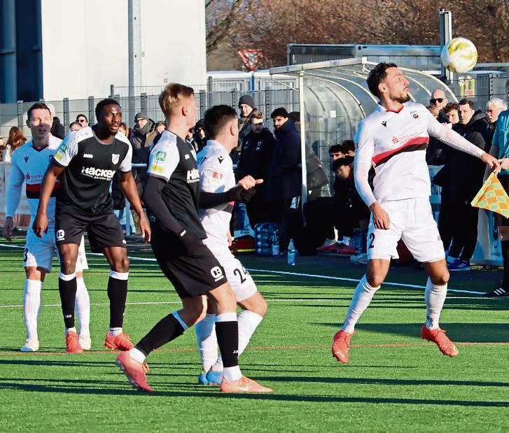 Der SV Lippstadt mit Simon Kötter (r.) empfängt die Sportfreunde Lotte zum Testspiel. Foto: Uwe Feichtinger
