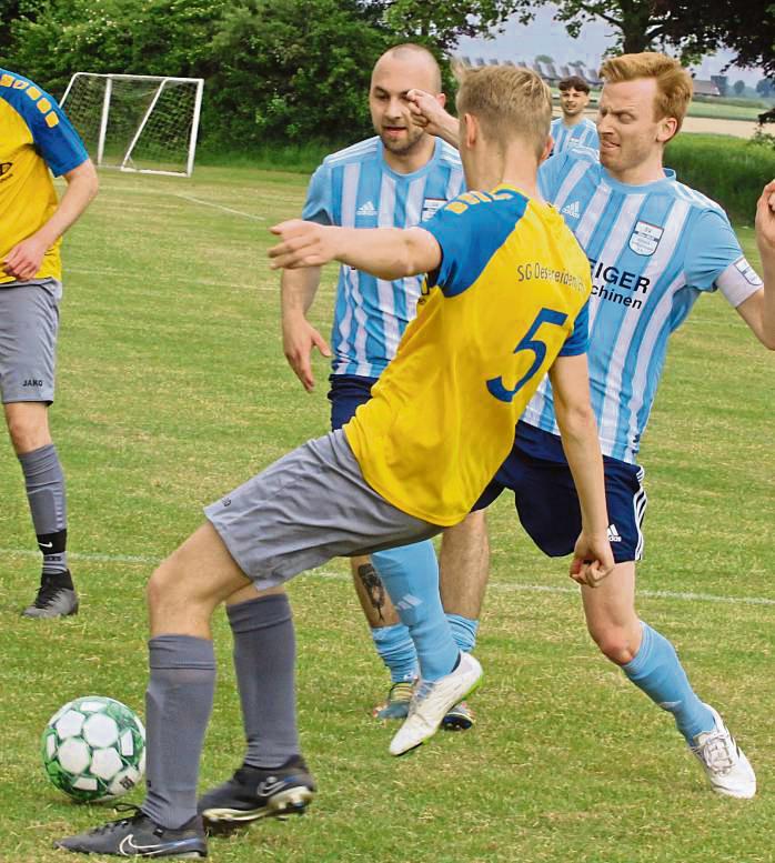In der Ziehung, was den Abstieg in die B-Liga betrifft, sind auch noch die Kicker von BW Rixbeck-Dedinghausen (Blau; hier beim 4:1-Erfolg letzte Woche in Effeln). Foto: Brand