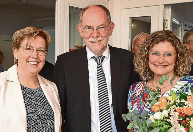 Presbyterin Katja Husemann (l.) verabschiedete Pfarrer Arnold Schütz, hier mit seiner Frau Bettina. Foto: Lux