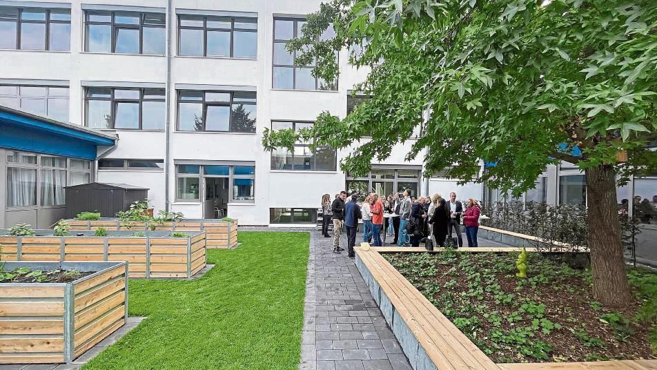 Mit einer kleinen Feier weihte das Gymasium den neuen Schulgarten samt grünem Klassenzimmer ein. Angelegt hat ihn ein ehemaliger Schüler. Foto: Ulrike Dietz