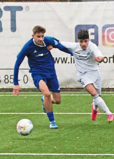 Die B-Jugend des TuS Lipperode (in Blau) entwischte der JSG Schlangen und siegte am Ende mit 3:1. Foto: Dannhausen