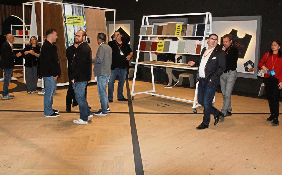 Den Blick nach vorn richten – und nur fachlich zum Boden (hier Lindura): Die Meister Werke zeigen dem Fachpublikum bei ihrer Hausmesse Neuheiten und erläutern Services. Externe Firmen bieten zudem Tipps zur Reinigung der Böden, deren Sanierung und Renovierung, Heizsystemen oder der Untergrundvorbereitung. Die neue Ausstellung lässt sich zudem auch für Schulungen nutzen – und schnell neu bestücken. Foto: Schwade