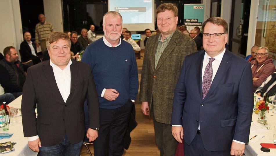 Sprachen beim CDU-Stadtparteitag (v.l.): Bürgermeister Arne Moritz, KPV-Landesgeschäftsführer Markus Klaus, Fraktionschef Peter Cosack und Vorsitzender Markus Patzke. Foto: Rückert