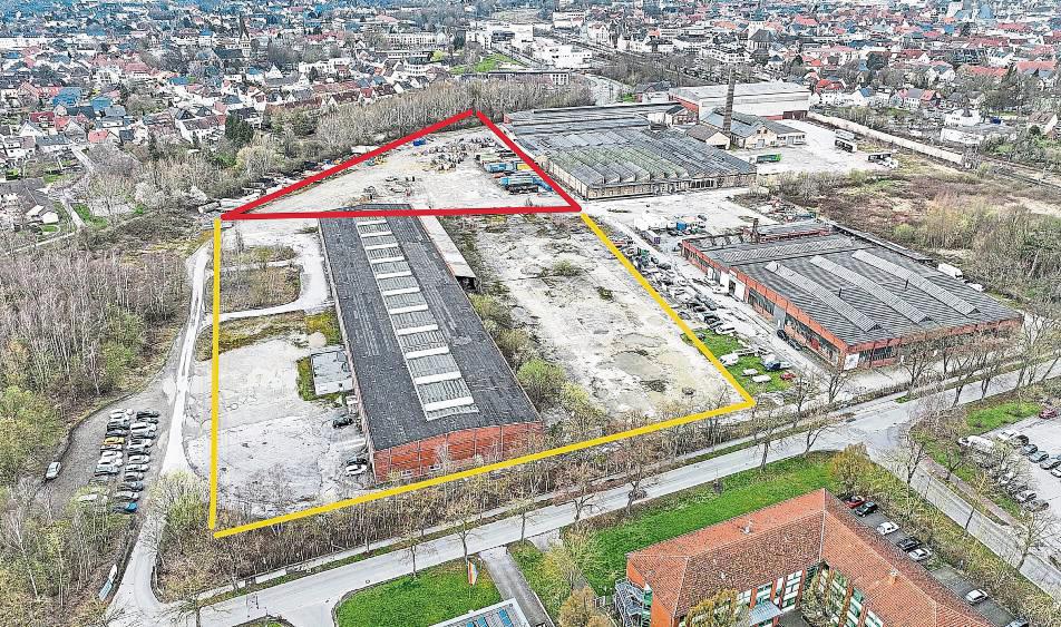 Neue Feuerwehr-Heimat: Auf der Dreiecksfläche (rot markiert) wird die neue Feuer- und Rettungswache gebaut. Ergänzend ist eine Teilfläche aus dem angrenzenden, gelb markierten Grundstück erforderlich, das die Stadt ihren Tochterunternehmen GWL (Grundstücks- und Wohnungsbau) und WFL (Wirtschaftsförderung) abkaufen muss. Foto: Eickhoff