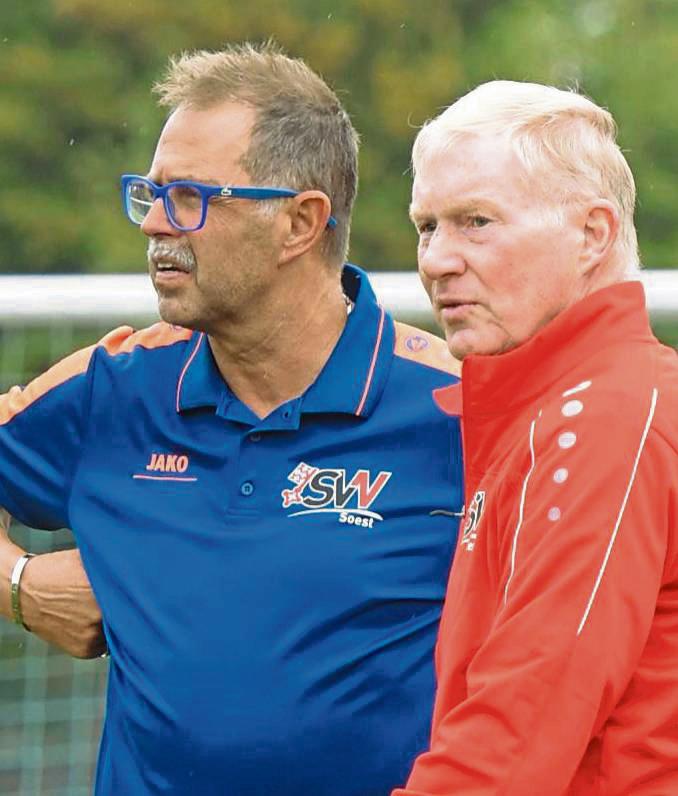 Übernimmt das Ruder von Frank Gerling bei der SG Schmerlecke/Völlinghausen: Der Soester Karl-Heinz Jeschke (l.) ist neuer Trainer des B-Ligisten. Foto: Hoffmann