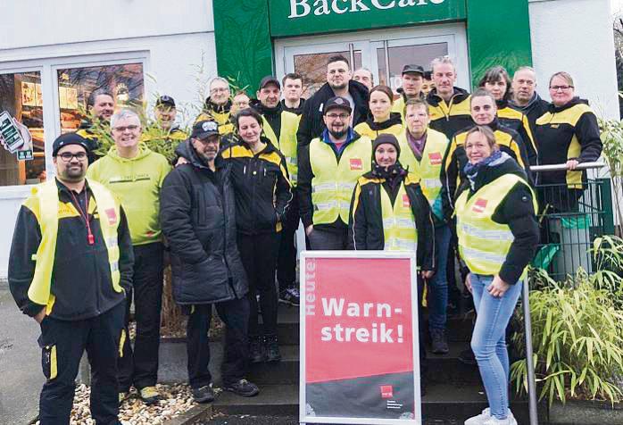 In Lippstadt beteiligten sich mehr als zwei Dutzend Zusteller und Innendienst-Beschäftigte am Warnstreik.