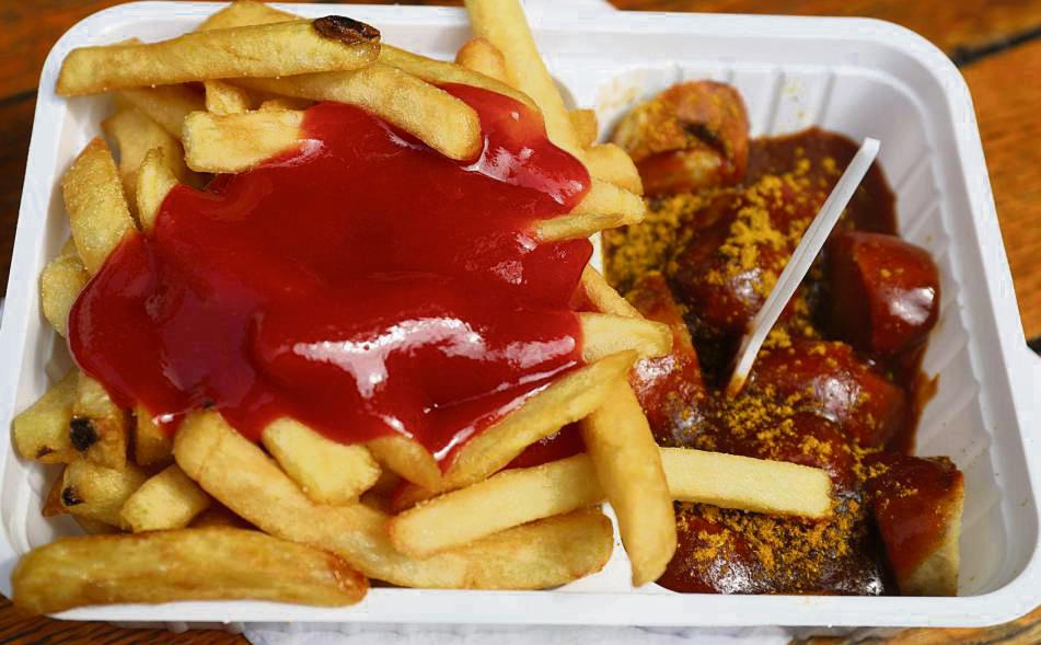 Hmmm, lecker, lechzt der knurrende Magen. Mir wird übel, klagt die Umwelt angesichts der Plastikschale. In vielen Städten wird aktuell eine Verpackungssteuer geprüft. foto: dpa