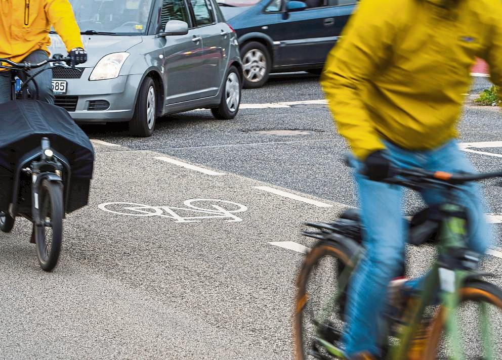 Besonders auf Straßen, auf denen motorisierter Verkehr und Radfahrer aufeinandertreffen, ist Vorsicht geboten. Piktogramme können dazu einen Teil beitragen. Foto: dpa/Andreas Arnold