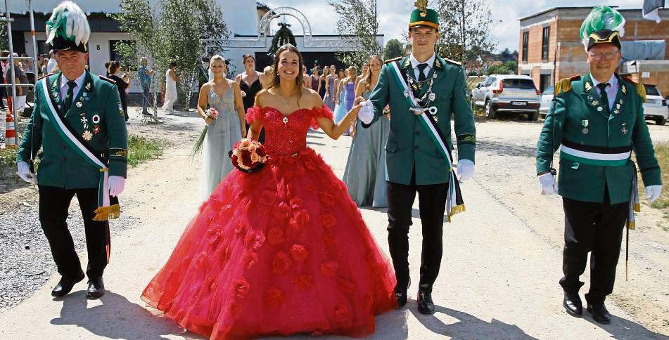 König Marvin Zumdick und Königin Lena Hermes beim Festumzug durch die geschmückten Straßen von Steinhausen. Foto: Büttner