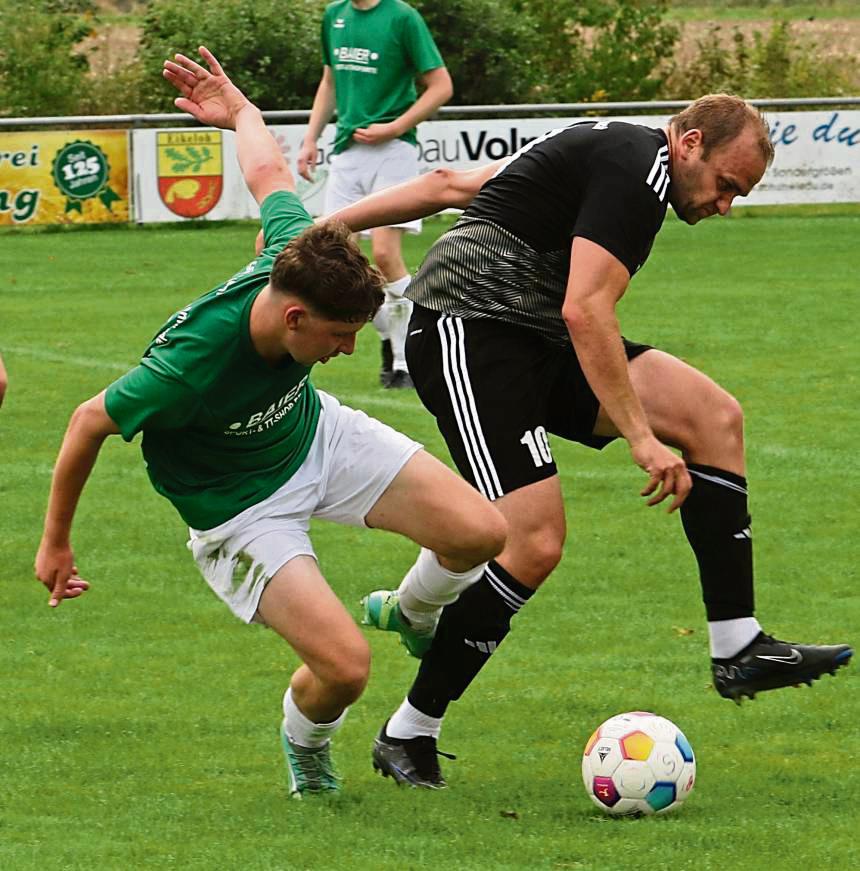 Die SG Eikeloh/Bökenförde (in Grün) erreichte mit einem 4:3-Sieg gegen BW Lipperbruch das Achtelfinale des Weissenburg-Kreispokal. Ein schöner Erfolg für den C-Ligisten. Foto: Lütkehaus