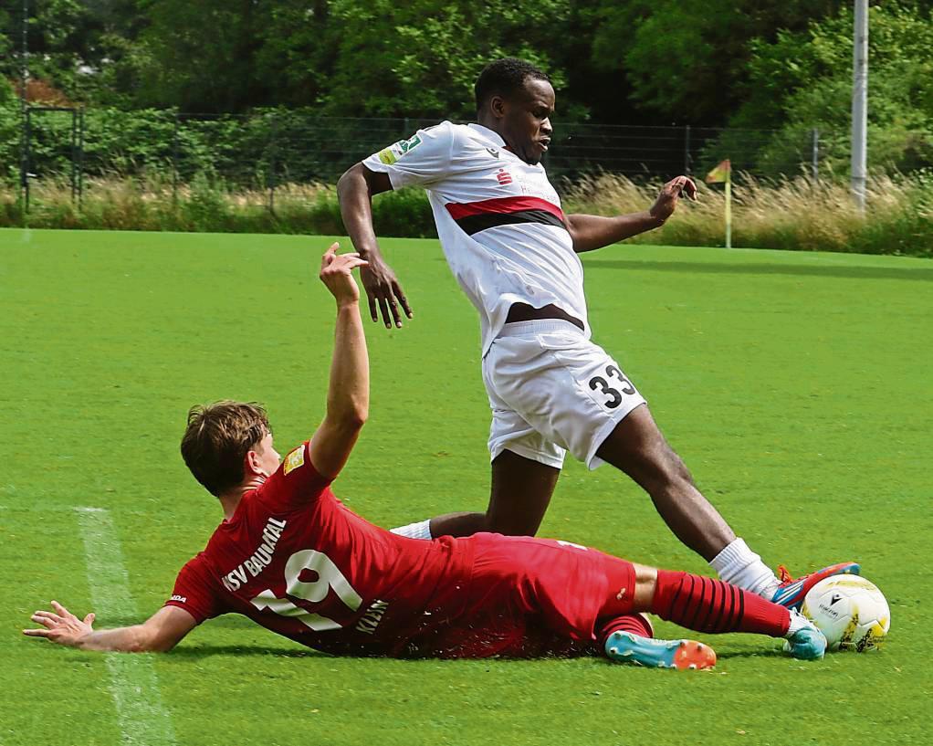 Nur selten setzte sich Ronald Lombaya wie in dieser Szene durch: Dem Offensivmann, der beim FC Bayern ausgebildet wurde, fehlte ein wenig die Bindung zum Spiel. Fotos: Lütkehaus