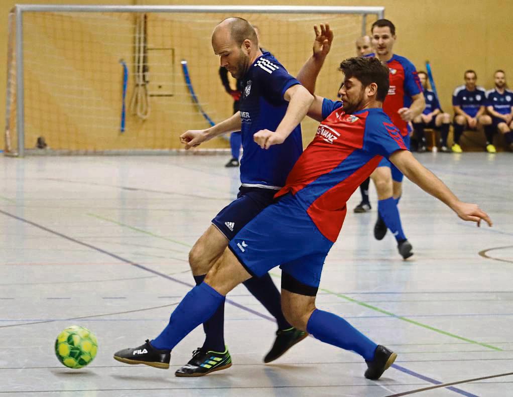 Den Siegerpokal aus der Hand gegeben: Ein Unentschieden im letzten Spiel hätte den Ü32-Kickern der SG Anröchte/Mellrich (in Rot-Blau) zum Titelgewinn gereicht. Fotos: Feichtinger
