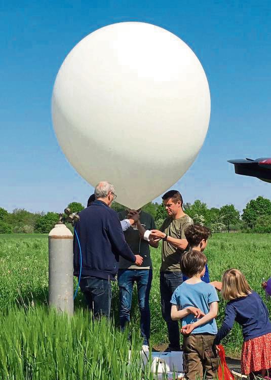 Auf geht’s: In Esbeck ließ Heiner Rüther (r.) den Ballon steigen.