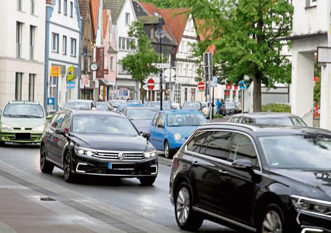 Aktuell führt die B1 mitten durch die Salzkottener Innenstadt – das soll sich ändern. Archivfoto: Büttner