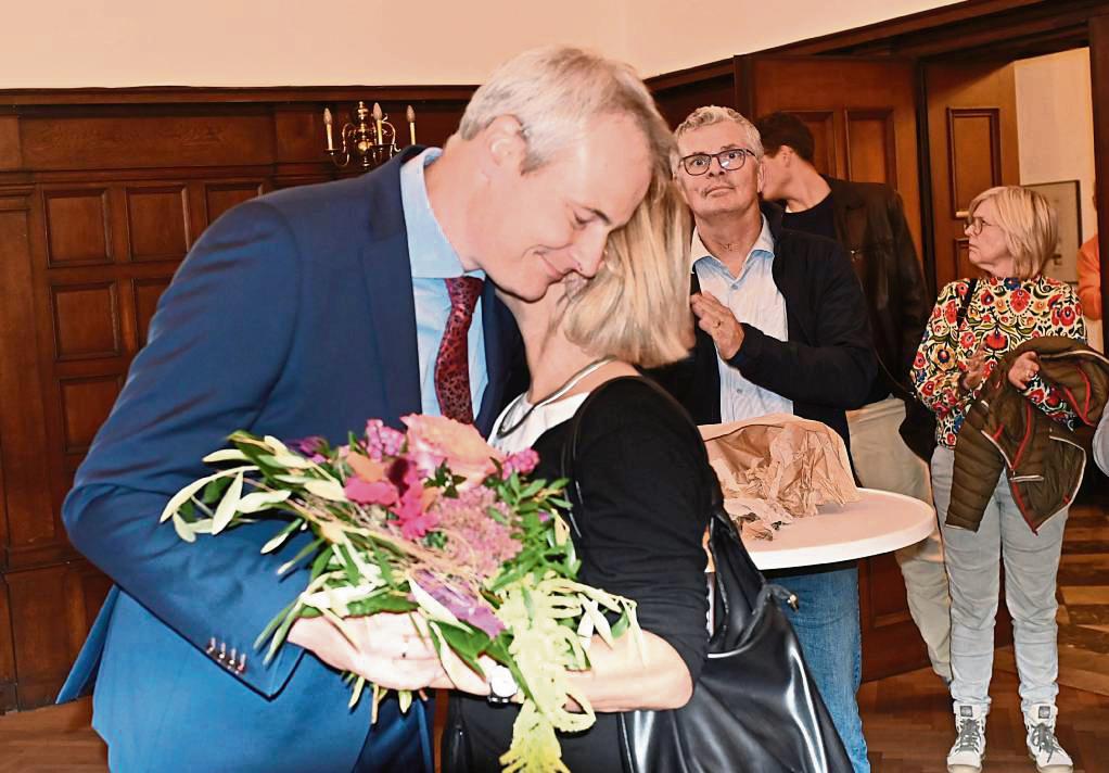 Glückwunsch im Rathaus: Alexander Tschense wird der vierte hauptamtliche Bürgermeister von Lippstadt, er löst ab November Arne Moritz ab. Foto: Dieter Tuschen